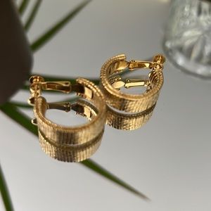 Classic Napier gold tone earrings clap on screw back